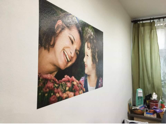 Barevná vinylová samolepka na zeď z fotografie - plná bez ořezu